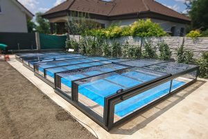 Zastrešenia bazénov Pooltime. Široká ponuka tvarov a farbených variant zaistí, že zastrešenie bazéna dokonale splynie s Vašou záhradou.