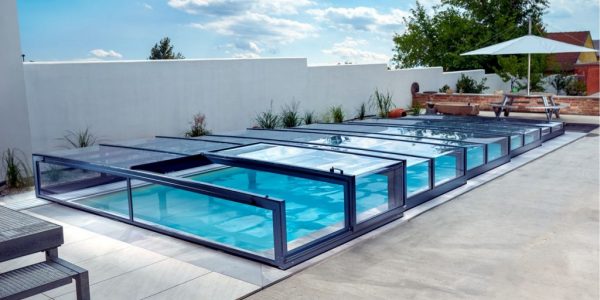 Elegantné zastrešenie bazéna Presige neruší vzhľad záhrady a harmonicky splynie s okolím.​ Dizajn zastrešenia bazénov Prestige sme navrhli tak, aby zodpovedal moderným trendom.
