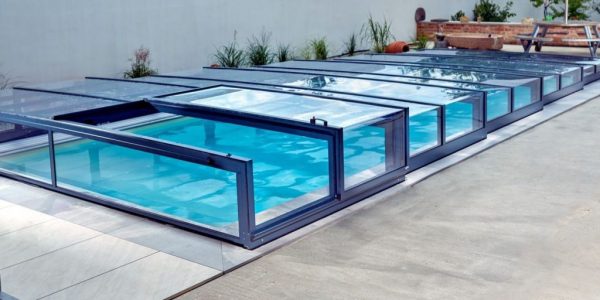 Elegantné zastrešenie bazéna Presige neruší vzhľad záhrady a harmonicky splynie s okolím.​ Dizajn zastrešenia bazénov Prestige sme navrhli tak, aby zodpovedal moderným trendom.