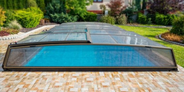 Zastrešenie bazéna kappa. Nízky dizajn s priehľadnými sklenenými hranami zaistí, že nič nebude brániť vo výhľade z bazénu do záhrady a okolia.