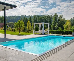 Bazény Skimmer sú nenáročné na obsluhu, a predsa elegantné. Skimmerové bazény sú vhodné na záhradné/exteriérové realizácie, je možné ich zapustiť do zeme, alebo nechať vyvýšené nad terénom.