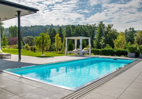 Bazény Skimmer sú nenáročné na obsluhu, a predsa elegantné. Skimmerové bazény sú vhodné na záhradné/exteriérové realizácie, je možné ich zapustiť do zeme, alebo nechať vyvýšené nad terénom.